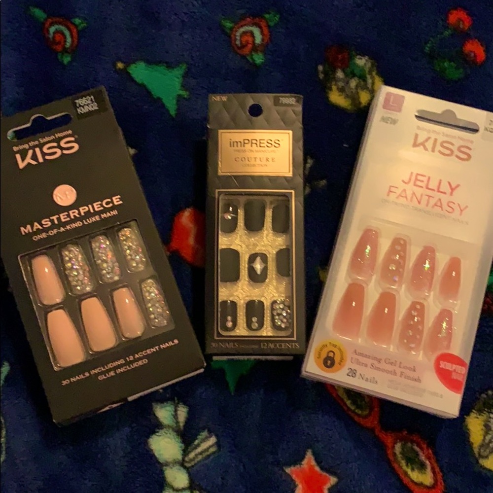 2 pairs of Kiss glue on nails and 1 impress nail.